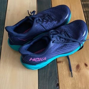 EUC hoka clifton 8 sneaker